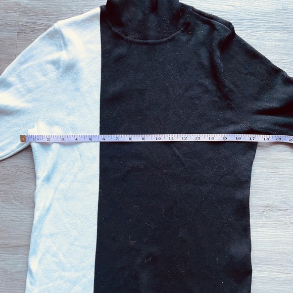 CHICOS Ecovero Black White Colorblock Turtleneck Sweater Button Cuff Sz MED EUC - Picture 6 of 8